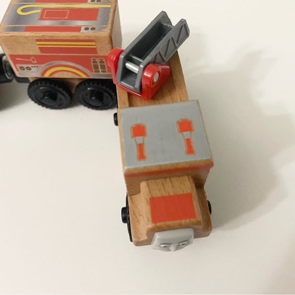 Thomas & Friends Wooden Flynn and Flynns Tender Train - Picture 11 of 16